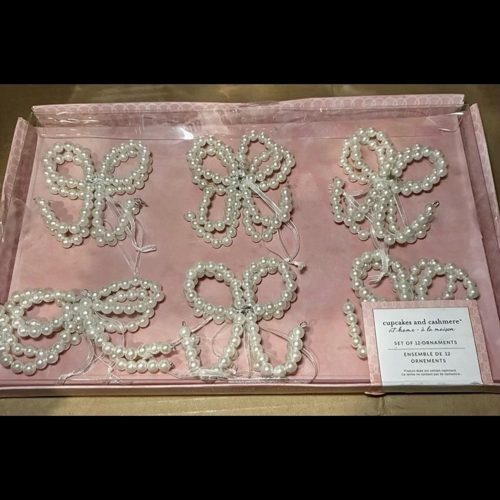 NIB Cupcakes‎ and Cashmere Set of 12
Faux Pearl Bow Christmas Tree
Ornaments